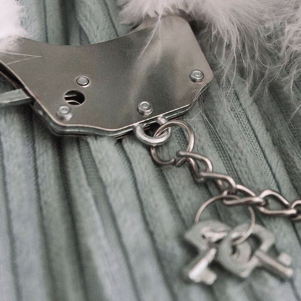 Adrien Lastic (Іспанія) Наручники металеві Adrien Lastic Handcuffs White з білим пухнастим оздобленням