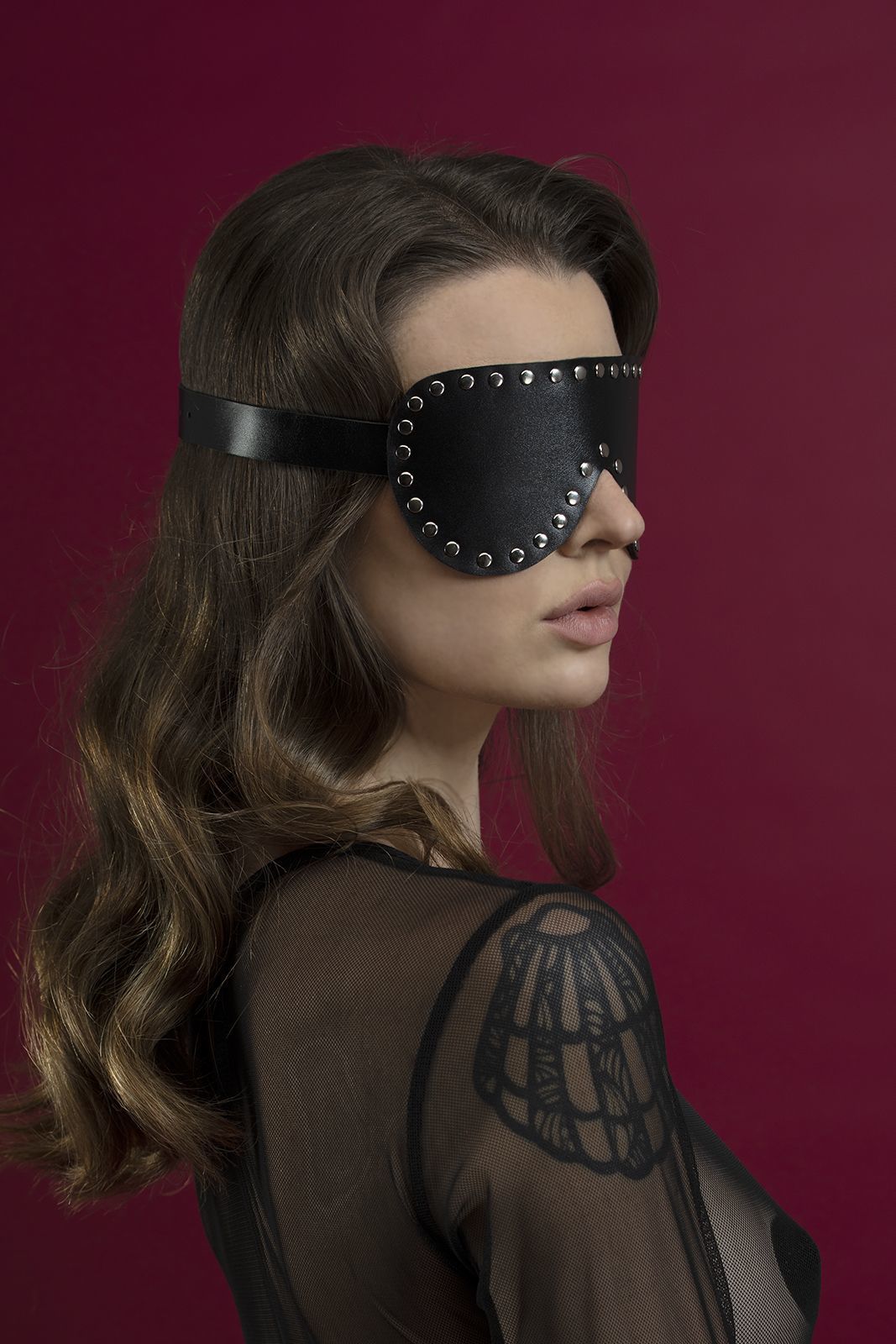 Feral Feelings (Україна) Маска на очі з заклепками Feral Feelings - Blindfold Mask, натуральна шкіра, чорна